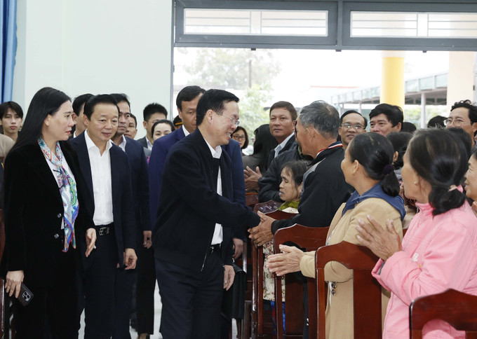 Chủ tịch nước Võ Văn Thưởng thăm hỏi người dân xã nông thôn mới Bình Thuận, huyện Bình Sơn, tỉnh Quảng Ngãi. Ảnh: Thống Nhất - TTXVN Chủ tịch nước Võ Văn Thưởng thăm xã nông thôn mới Bình Thuận, Quảng Ngãi ảnh 1