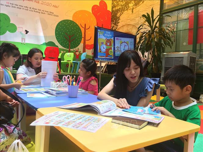Đông đảo trẻ em và phụ huynh tham gia các hoạt động trải nghiệm, tương tác với sách tại buổi giới thiệu sách. Ảnh: Thanh Vũ - TTXVN Bộ sách hay hè năm 2020 dành cho lứa tuổi nhi đồng ảnh 2