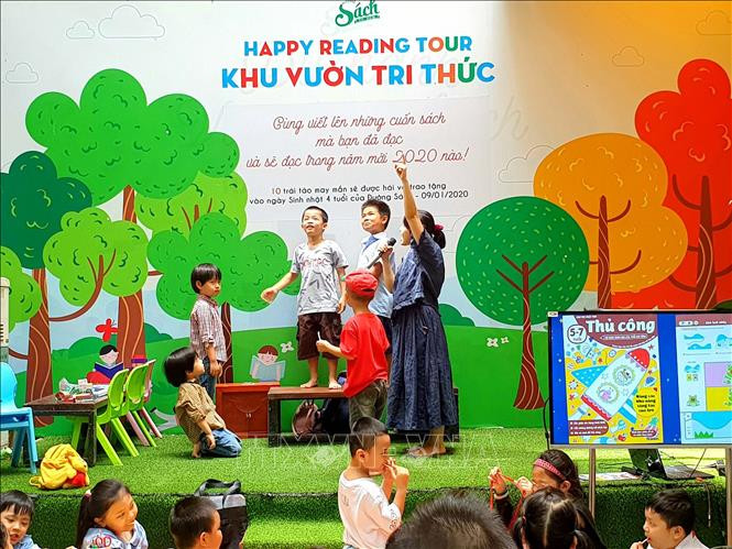 Đông đảo trẻ em và phụ huynh tham gia chương trình “Gia đình yêu thương - đồng hành cùng con qua từng trang sách nhỏ”. Ảnh: Thanh Vũ - TTXVN Bộ sách hay hè năm 2020 dành cho lứa tuổi nhi đồng ảnh 1