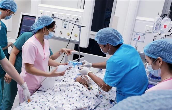 Một trong hai bệnh nhi sau khi tách rời được chuyển về Khoa Hồi sức Ngoại (Bệnh viện Nhi đồng TP Hồ Chí Minh) để tiếp tục theo dõi. Ảnh: TTXVN phát Đã tách thành công cặp song sinh dính liền nhau ảnh 1