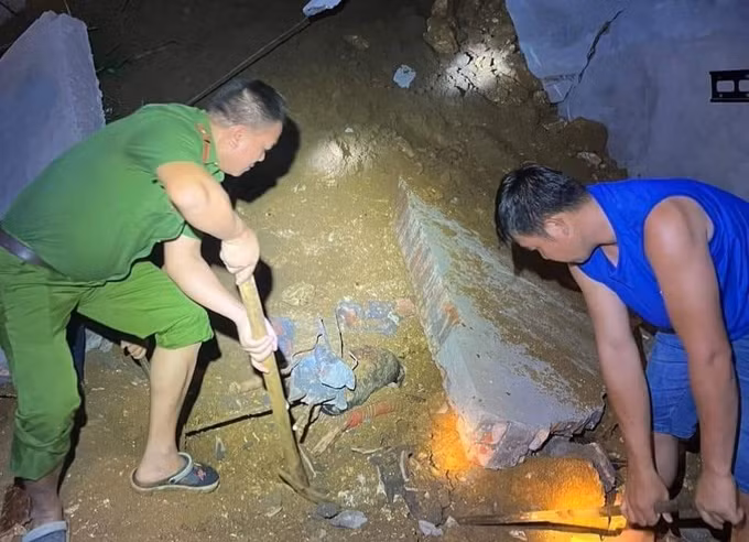 Sạt lở đất gây sập tường khiến một cháu bé tử vong tại Yên Bái ảnh 1
