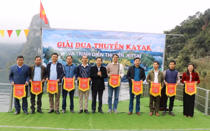 Sôi nổi giải đua thuyền “Lướt giữa đại ngàn Pá Khôm” ảnh 1