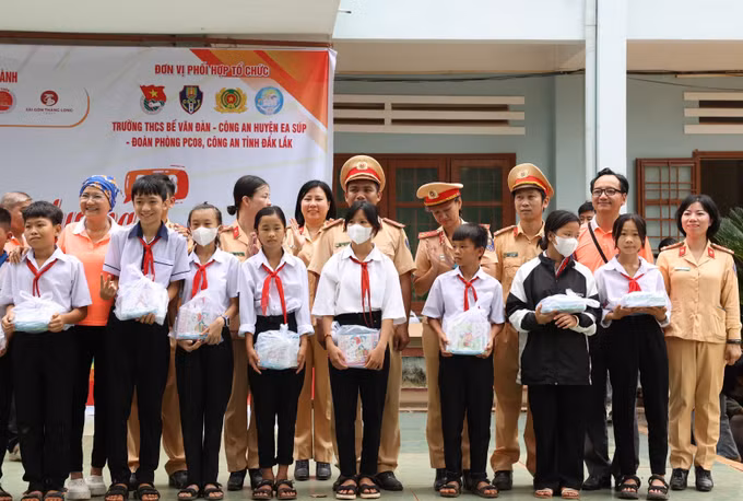 Trẻ em vùng biên Đắk Lắk vui Tết Trung thu ảnh 3