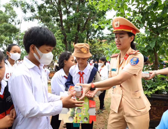 Trẻ em vùng biên Đắk Lắk vui Tết Trung thu ảnh 2