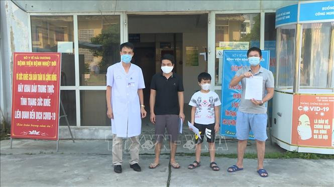 Trao giấy chứng nhận khỏi bệnh cho các bệnh nhân mắc COVID-19. Ảnh: TTXVN phát Chỉ thị của Bộ Y tế về tăng cường các biện pháp phòng, chống dịch COVID-19 ảnh 1