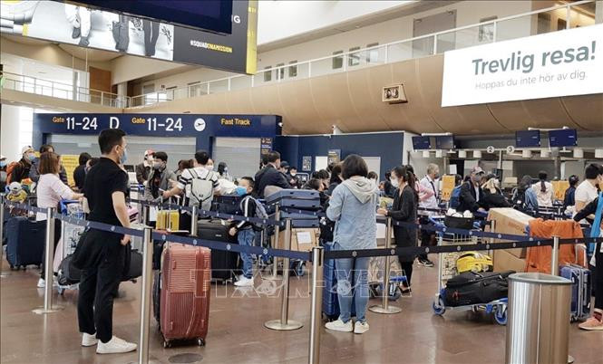 Công dân Việt Nam làm thủ tục xuất cảnh tại sân bay quốc tế Stockholm (Thụy Điển). Ảnh: TTXVN phát Dịch COVID-19: Sáng 7/6 không phát hiện các mắc mới, Việt Nam chỉ còn 9 bệnh nhân dương tính với SARS-CoV-2 ảnh 1