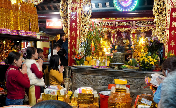 Rất đông người dân và du khách thập phương đến du xuân, trẩy hội tại đền Bà Chúa Kho. Ảnh: Thái Hùng-TTXVN Bắc Ninh đưa nghệ thuật truyền thống vào các điểm du lịch ảnh 3