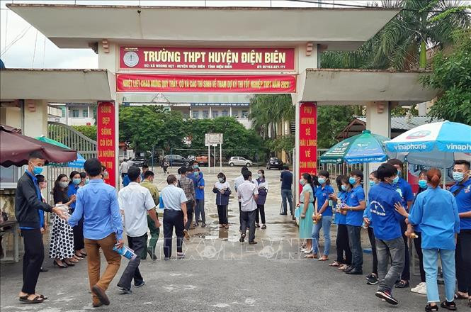 Các thí sinh đến điểm thi Trường THPT huyện Điện Biên hoàn thành bài thi dự bị môn Địa Lý. Ảnh: Phan Tuấn Anh – TTXVN Kỳ thi tốt nghiệp THPT 2020: Các thí sinh ở Điện Biên hoàn thành bài thi dự bị môn Địa lý ảnh 1