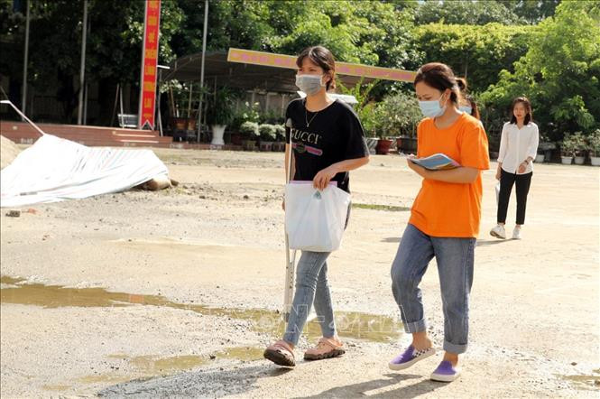 Các thí sinh rời điểm thi sau khi hoàn thành bài thi. Ảnh: Phan Tuấn Anh – TTXVN Kỳ thi tốt nghiệp THPT 2020: Các thí sinh ở Điện Biên hoàn thành bài thi dự bị môn Địa lý ảnh 2