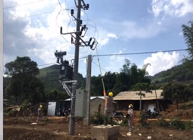 57 hộ dân bản Ten Ư được sử dụng điện lưới quốc gia trước ngày bầu cử ảnh 1