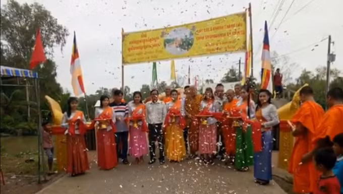 Nhà sư Hà Văn Phụng bắc cầu, làm đường, chăm lo cho người nghèo ở Kiên Giang ảnh 1