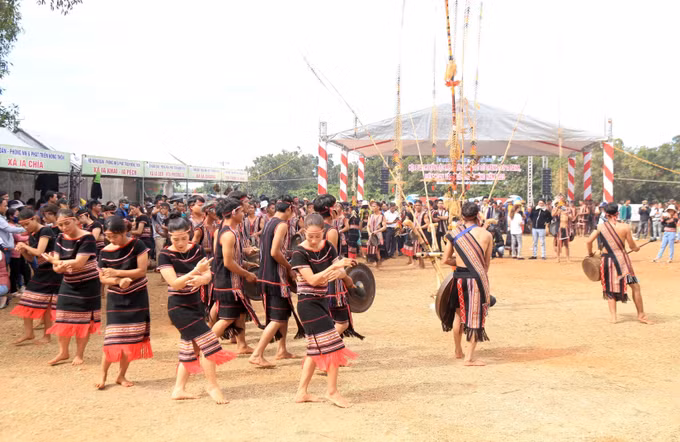 Khai hội Hội đua thuyền độc mộc tranh Cúp A Sanh và Liên hoan Văn hóa cồng chiêng Ia Grai 2023 ảnh 2