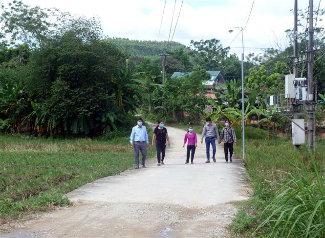 Nhờ sự vận tuyên truyền vận động của Trưởng thôn Trần Quang Tuấn (thứ 2 phải sang) và đóng góp của người dân con đường bê tông thôn Bình Man, xã Sơn Nam đã được xây dựng. Ảnh: Vũ Quang – TTXVN Tuyên Quang: Những Bí thư Chi bộ, Trưởng thôn “8x” sáng tạo, vì dân ảnh 3
