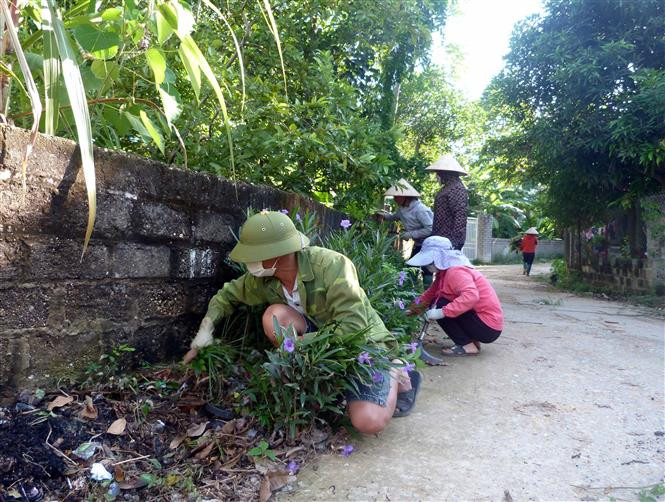 Người dân thôn Ao Xanh, xã Sơn Nam thực hiện vệ sinh đường làng, ngõ xóm. Ảnh: Vũ Quang – TTXVN Tuyên Quang: Những Bí thư Chi bộ, Trưởng thôn “8x” sáng tạo, vì dân ảnh 4