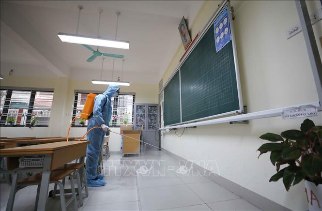 Vệ sinh khử khuẩn trường lớp. Ảnh: Thanh Tùng - TTXVN Từ ngày 6/5, trừ thành phố Hội An, học sinh Quảng Nam đi học trở lại ảnh 1