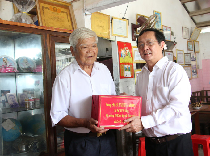 Bộ trưởng Bộ Khoa học và Công nghệ Huỳnh Thành Đạt (phải) tặng quà gia đình ông Huỳnh Văn Hải, thương binh 4/4, ở xã An Thới, huyện Mỏ Cày Nam. Ảnh: Chương Đài - TTXVN Bộ trưởng Huỳnh Thành Đạt trao học bổng cho học sinh vượt khó tỉnh Bến Tre ảnh 3