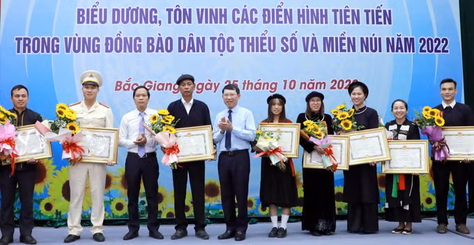 Bắc Giang biểu dương các tấm gương điển hình tiên tiến vùng dân tộc thiểu số năm 2022 ảnh 1