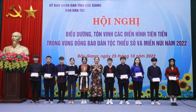 Lãnh đạo hội Khuyến học tỉnh Bắc Giang trao quà cho các cá nhân. Ảnh: Đồng Thúy-TTXVN Bắc Giang biểu dương các tấm gương điển hình tiên tiến vùng dân tộc thiểu số năm 2022 ảnh 2