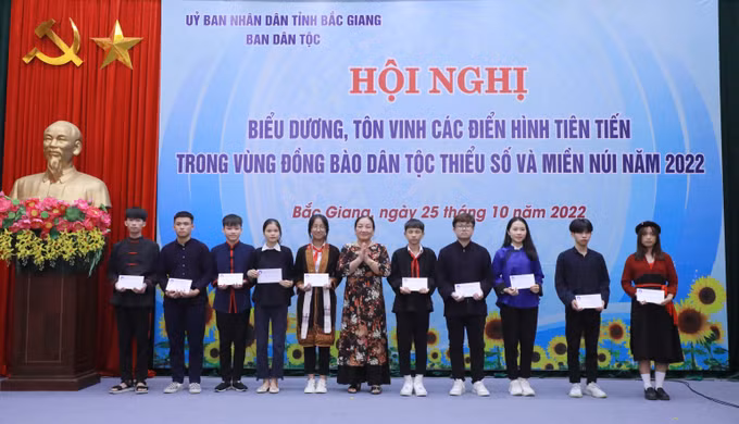 Bắc Giang biểu dương các tấm gương điển hình tiên tiến vùng dân tộc thiểu số năm 2022 ảnh 2
