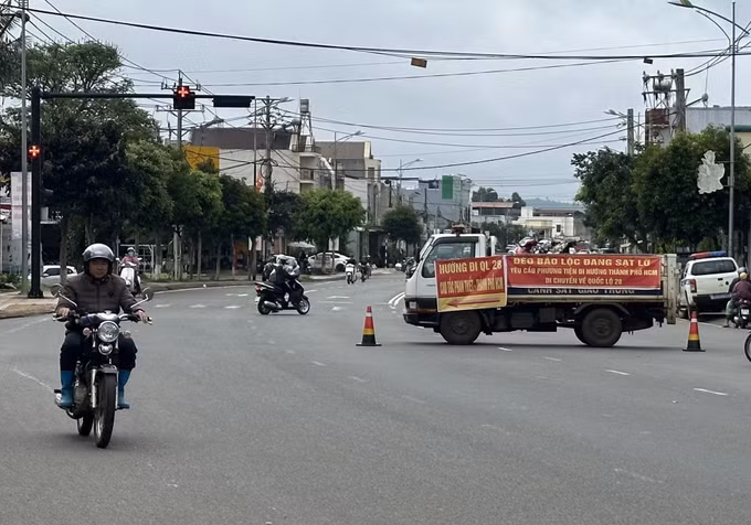 Sạt lở nghiêm trọng tài đèo Bảo Lộc (Lâm Đồng): Đèo được thông xe sau hai ngày bị chia cắt ảnh 2