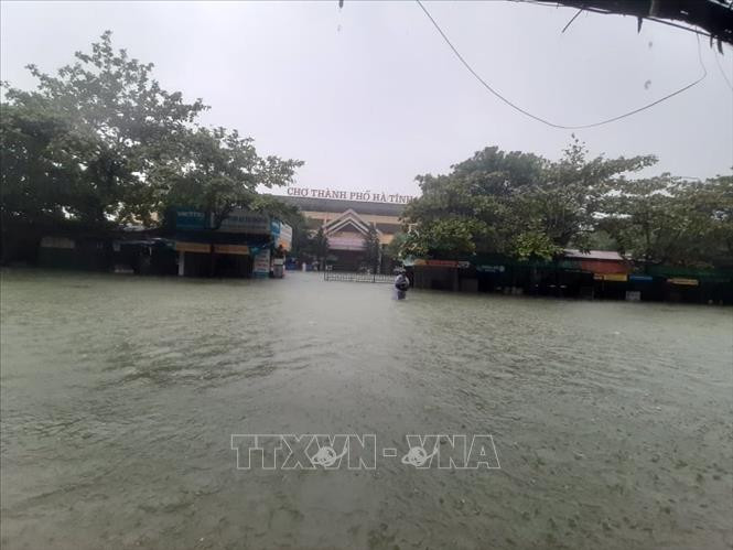 Các tuyến đường tại thành phố Hà Tĩnh đều bị ngập nặng, giao thông chia cắt. Ảnh: Hoàng Ngà - TTXVN Cảnh sát giao thông khuyến cáo người dân không đi qua các tuyến đường ngập sâu tại Quảng Bình và Hà Tĩnh ảnh 2