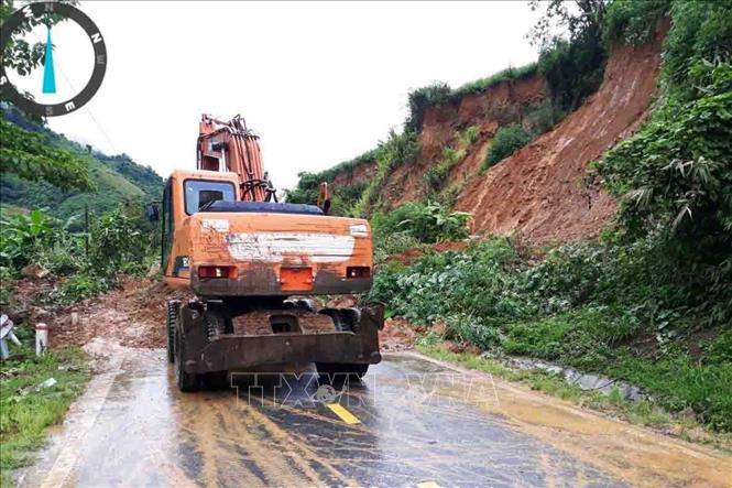 Đơn vị quản lý đường bộ tập trung máy móc san gạt điểm sạt lở tại km 11+100, quốc lộ 12 (địa phận xã Ma Ly Pho, huyện Phong Thổ, Lai Châu). Ảnh: TTXVN phát Mưa lớn gây sạt lở nhiều tuyến đường ở Lai Châu ảnh 3
