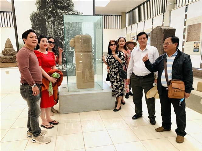 Du khách tham quan Mukha Linga nguyên bản được bảo quản tại Di sản văn hóa thế giới Mỹ Sơn. Ảnh: Đoàn Hữu Trung - TTXVN Nâng cao vị thế, hình ảnh Quảng Nam an toàn và thân thiện ảnh 2
