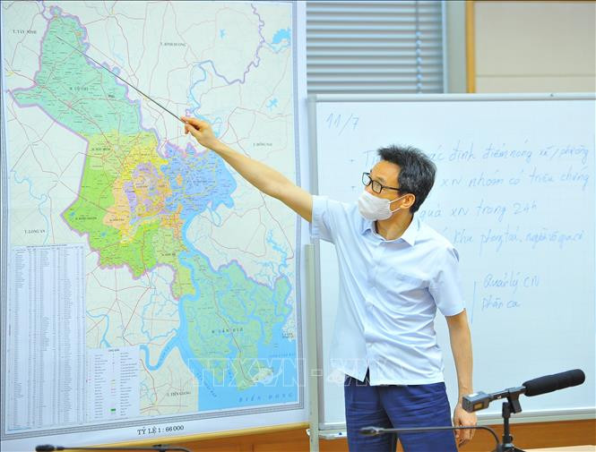 Phó Thủ tướng Vũ Đức Đam, Trưởng ban Chỉ đạo Quốc gia phòng, chống dịch COVID-19 phát biểu chỉ đạo. Ảnh: Minh Đức - TTXVN Thành phố Hồ Chí Minh đang đi đúng hướng trong công tác phòng, chống dịch ảnh 1