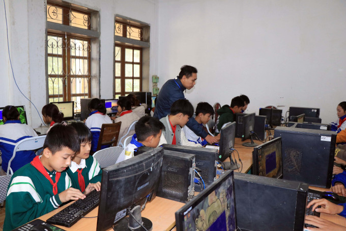 Giờ thực hành môn Tin học tại Trường Tiểu học và Trung học cơ sở Thôn Mòn, huyện Thuận Châu. Ảnh: Hữu Quyết - TTXVN Sơn La: Cần giải pháp dài hơi để giải quyết tình trạng thiếu giáo viên tiếng Anh, Tin học ảnh 3