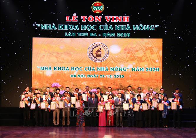 Phó Thủ tướng Vũ Đức Đam và Bộ trưởng Bộ Khoa học và Công nghệ Huỳnh Thành Đạt trao Giấy chứng nhận và Kỷ niệm chương cho các nhà khoa học. Ảnh: Hoàng Hiếu - TTXVN Tôn vinh 68 Nhà Khoa học của nhà nông lần thứ 3, năm 2020 ảnh 1
