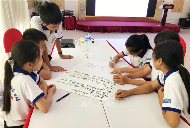 Các em tham gia thảo luận và giải quyết các tình huống với nội dung xung quanh 4 nhóm quyền của trẻ em. Ảnh: Hồ Cầu - TTXVN Thủ tướng chỉ thị tăng cường các giải pháp bảo đảm quyền trẻ em ảnh 1