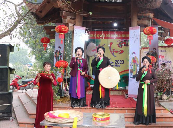 Các liền anh, liền chị được thỏa lòng hát Quan họ phục vụ du khách tại hội Lim. Ảnh: Thanh Thương- TTXVN Phê duyệt Chương trình tổng thể về phát triển văn hóa Việt Nam 2023 - 2025 ảnh 1