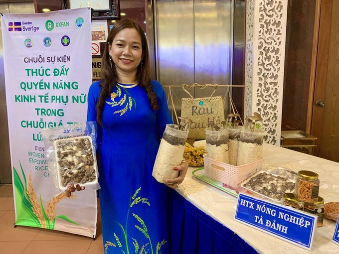 Chị Châu Thị Nương tham gia chia sẻ ý tưởng sản phẩm nấm mối đen tại sự kiện thúc đẩy quyền năng kinh tế phụ nữ trong chuỗi giá trị lúa gạo do Hội LHPN tỉnh An Giang giới thiệu. Ảnh: hoilhpn.org.vn Tạo sự khác biệt cho sản phẩm OCOP ảnh 1