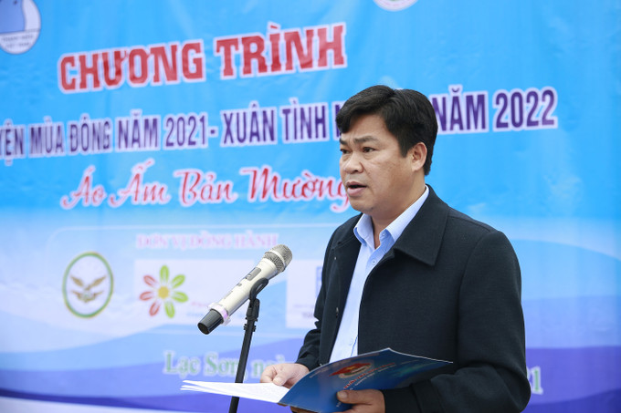 Ông Bùi Văn Kía, Phó Bí thư Huyện ủy Lạc Sơn phát biểu tại chương trình. Ảnh: Trọng Đạt - TTXVN Hòa Bình tổ chức hoạt động Tình nguyện mùa Đông ảnh 1
