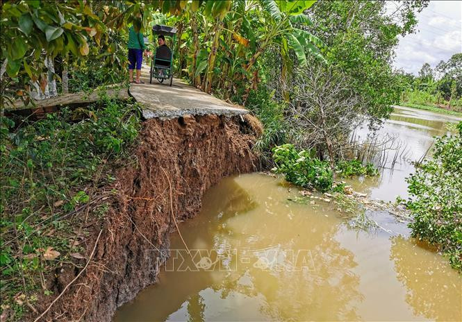 Điểm sạt lở xảy ra ngày 14/6/2020 trên kênh Thạnh Đông qua khu vực Khánh Hưng, phường Phú Thứ, quận Cái Răng, chia cắt hoàn toàn tuyến đường giao thông tại đây. Ảnh: Thanh Liêm - TTXVN Khẩn trương khắc phục sạt lở ở quận Cái Răng ảnh 1
