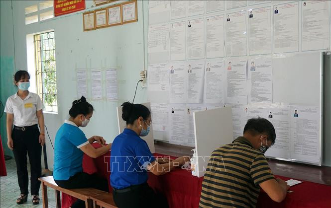 Cử tri giữ khoảng cách trong quá trình viết phiếu bầu cử: Ảnh: Quốc Khánh - TTXVN Bầu cử QH và HĐND: Lào Cai diễn tập ứng phó với các tình huống trước ngày bầu cử ảnh 2