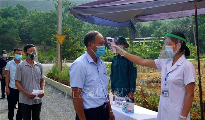 Các cử tri được kiểm tra đo thân nhiệt trước khi vào bầu cử: Quốc Khánh - TTXVN Bầu cử QH và HĐND: Lào Cai diễn tập ứng phó với các tình huống trước ngày bầu cử ảnh 3
