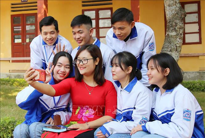 Cô giáo Hà Ánh Phượng cùng học sinh giao lưu với bạn bề quốc tế qua mạng internet. Ảnh: Trung Kiên - TTXVN Gương mặt trẻ Việt Nam tiêu biểu năm 2020: Cô giáo Hà Ánh Phượng vượt qua mọi khó khăn để sống cuộc đời có ý nghĩa ảnh 1