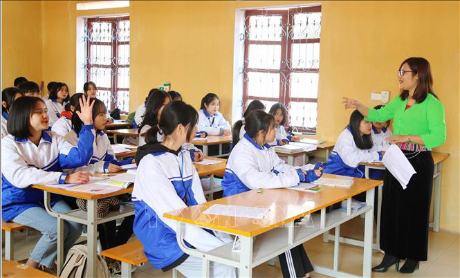 Cô giáo Hà Ánh Phượng trong giờ học môn Tiếng Anh. Ảnh: Trung Kiên - TTXVN Gương mặt trẻ Việt Nam tiêu biểu năm 2020: Cô giáo Hà Ánh Phượng vượt qua mọi khó khăn để sống cuộc đời có ý nghĩa ảnh 3