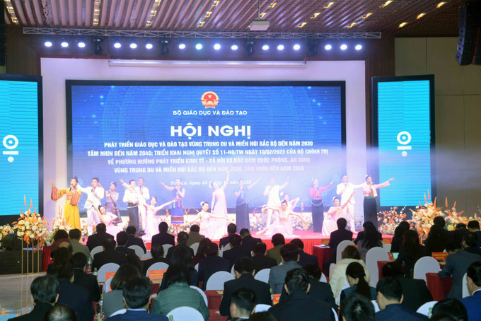 Tiết mục văn nghệ chào mừng Hội nghị. Ảnh: Quang Quyết-TTXVN Quan tâm phát triển giáo dục, đào tạo vùng Trung du và miền núi Bắc Bộ ảnh 3