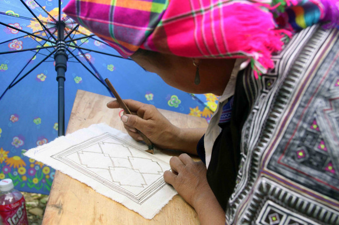 Thi thêu may trang phục bằng sáp ong tại Lễ hội. Ảnh: Quang Quyết - TTXVN Ngọc Chiến phát huy giá trị văn hóa truyền thống ảnh 10