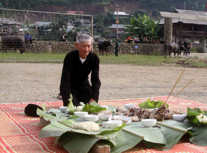 Nghi lễ cúng vía trâu. Ảnh: Quang Quyết - TTXVN Ngọc Chiến phát huy giá trị văn hóa truyền thống ảnh 3