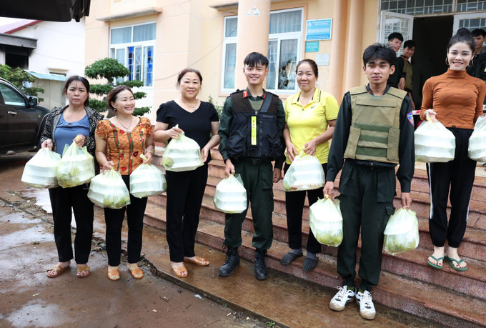 Hội viên, phụ nữ xã Ea Ktur nấu cơm hỗ trợ cán bộ, chiến sĩ đang làm nhiệm vụ tại xã Ea Ktur, huyện Cư Kuin, tỉnh Đắk Lắk. Ảnh: Hoài Thu – TTXVN Đắk Lắk: Đoàn kết là cội nguồn sức mạnh ảnh 6