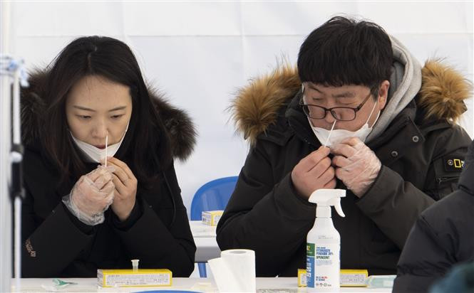 Người dân tự xét nghiệm nhanh COVID-19 tại Seoul, Hàn Quốc ngày 6/2/2022. Ảnh: THX/TTXVN Cảnh báo nguy cơ rối loạn vị giác hoặc khứu giác sau khi mắc COVID-19 ảnh 1
