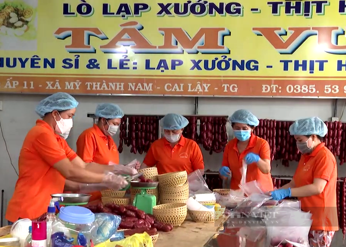 Công nhân làm lạp xưởng trong cơ sở Tám Vui (huyện Cai Lậy, Tiền Giang). Ảnh: Báo điện tử Dân Việt Nghề làm lạp xưởng Tết ở xã Mỹ Thành Nam lên hương ảnh 1