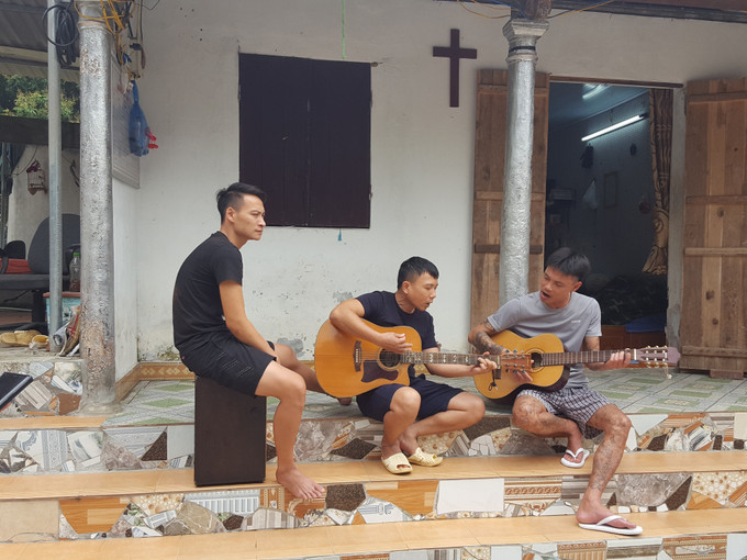 Nhiều năm qua, Trung tâm cơ đốc Đời sống mới tại thôn Thắng Đầu (xã Hòa Thạch, huyện Quốc Oai, Hà Nội) đã trở thành "Chốn bình yên" giúp những người nghiện ma túy, nhiễm HIV thoát khỏi cùng quẫn, tuyệt vọng để làm lại cuộc đời. Nhiều người nghiện ma túy tới gần 20 năm, mắc HIV giai đoạn cuối đã tìm được chốn bình yên, đoạn tuyệt hoàn toàn với ma túy, căn bệnh HIV được kiểm soát, lấy vợ sinh con, có việc làm ổn định và có cuộc sống vui vẻ, hạnh phúc như bao cuộc đời khác. Trong ảnh: Luyện tập ca nhạc tại Trung tâm cơ đốc Đời sống mới. Ảnh: Kim Anh - TTXVN Chặt đứt “vòi bạch tuộc” ma túy (Bài cuối) ảnh 4