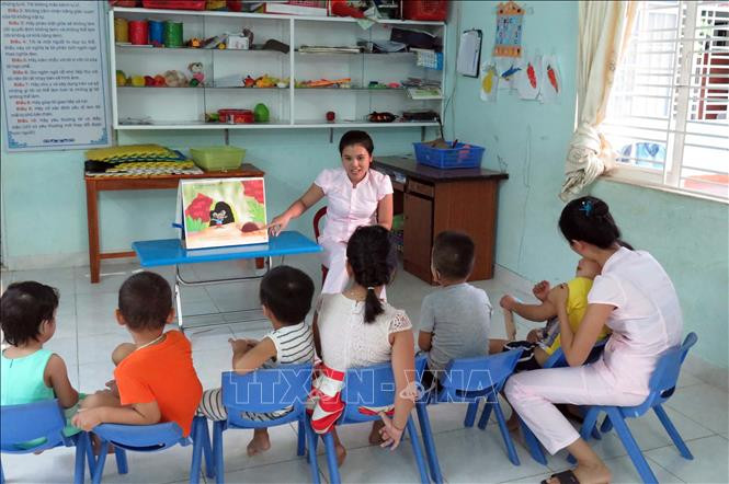 Giáo viên Cơ sở bảo trợ xã hội Thiện Nhân (Quảng Nam) hướng dẫn trẻ tự kỷ nhận diện hình ảnh. Ảnh: Đỗ Trưởng - TTXVN Ngày Thế giới nhận thức về tự kỷ (Bài 1) ảnh 3