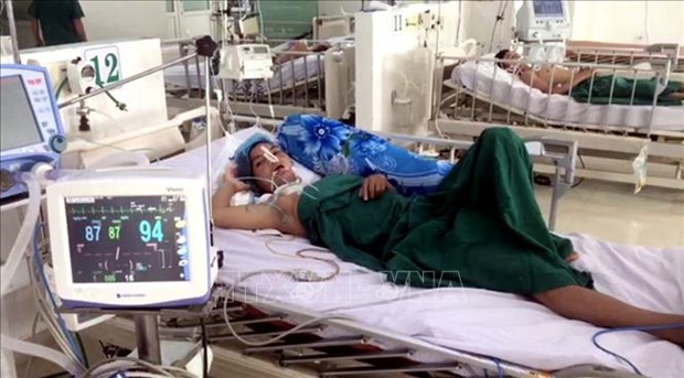 Các bệnh nhân bị ngộ độc Botulinum đang được điều trị tại Khoa Hồi sức tích cực và Chống độc, Bệnh viện Đa khoa tỉnh Kon Tum. Ảnh: Khoa Chương - TTXVN Ba người ngộ độc Botulinum tại huyện Kon Rẫy tỉnh Kon Tum đã xuất viện ảnh 1