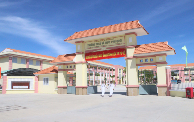 Trường Trung học cơ sở và Trung học Phổ thông Phú Quới (xã Phú Quới, huyện Long Hồ, tỉnh Vĩnh Long). Ảnh: Lê Thúy Hằng - TTXVN Quy định mới về chuyển trường và tiếp nhận học sinh tại các trường Trung học Cơ sở, Trung học Phổ thông ảnh 1