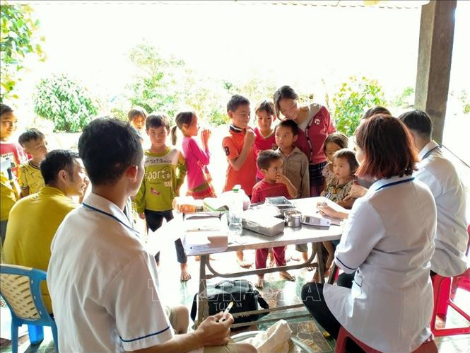 Tổ chức tiêm chủng cho trẻ em tại trường học xã Liêng S’rônh, huyện Đam Rông, tỉnh Lâm Đồng. Ảnh: TTXVN phát Lâm Đồng phát hiện thêm một học sinh mắc bạch hầu ảnh 1